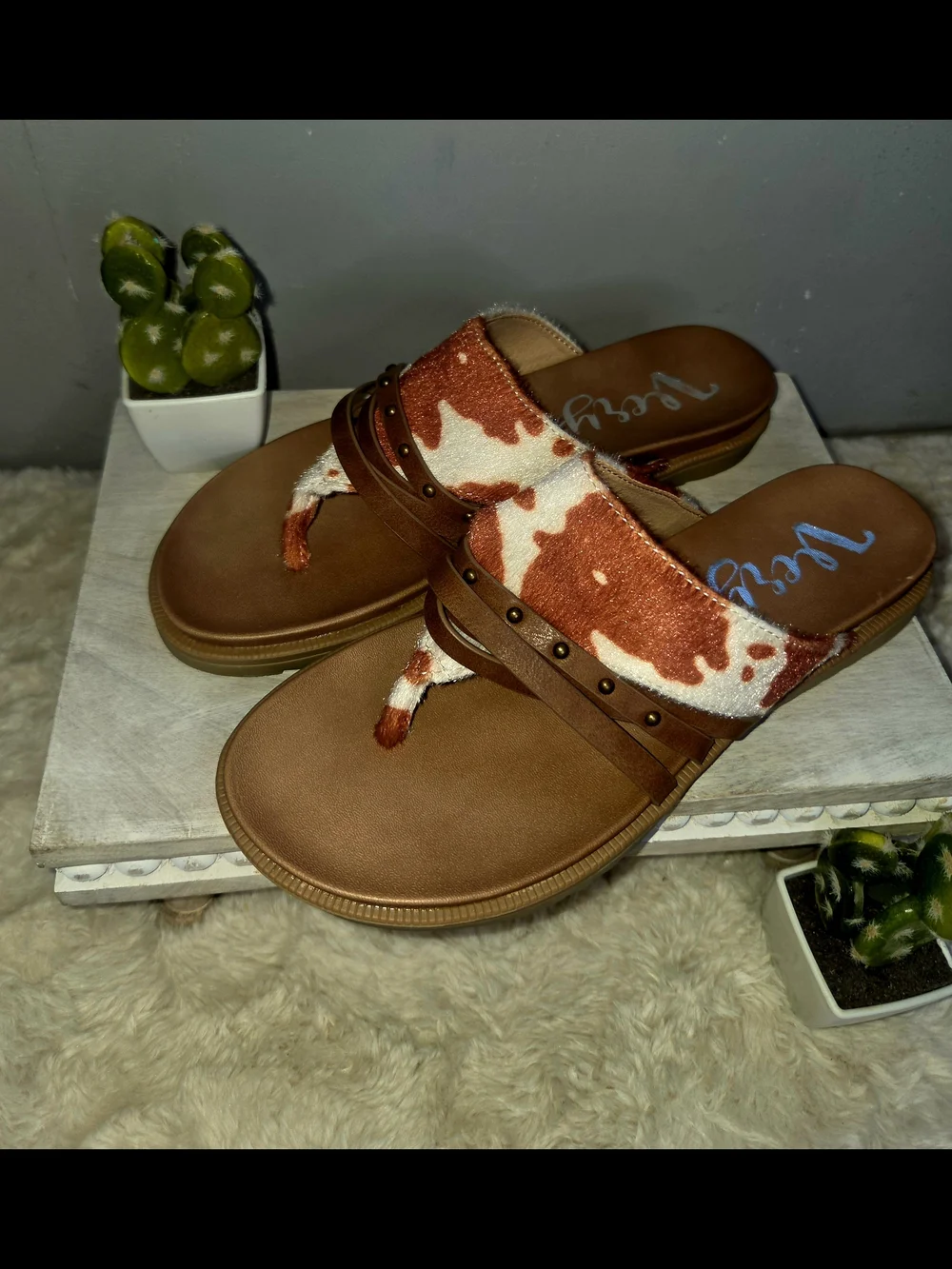 Very G Cow Print Western Flip Flop Sandals Women's Size 9 Brown White Studded